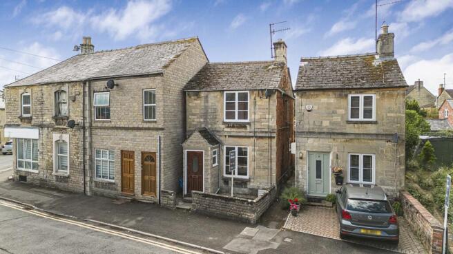 2 bed property, in Victoria Road, £300,000