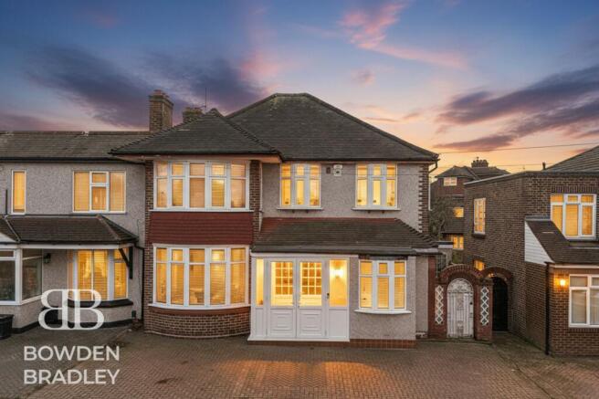 5 bed property, in Abbotswood Gardens, £950,000