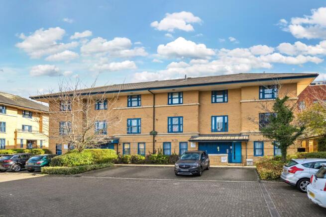 2 bed property, in North Row, £195,000