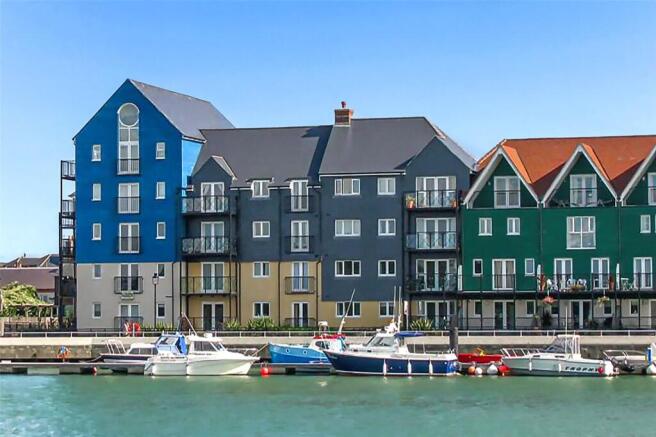 2 bed property, in Pier Road, £330,000