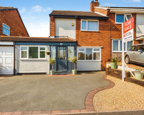 3 bed property, in Woodside Road, £210,000