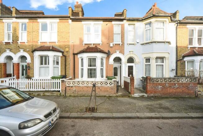3 bed property, in Mallet Road, £450,000