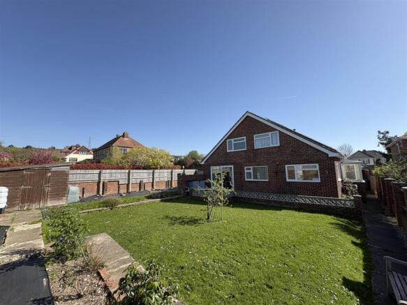 5 bed property, in Hill Road, £525,000