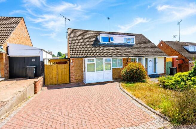 2 bed property, in Firs Drive, £270,000