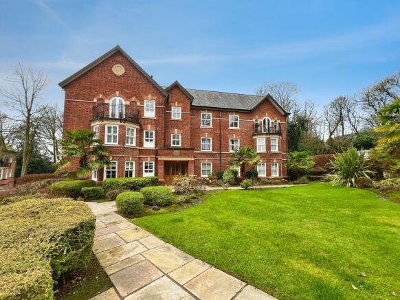 2 bed property, in Clevelands Drive, £195,000