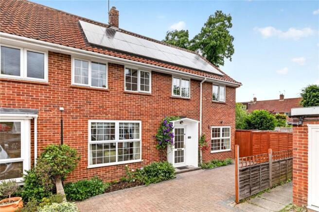 5 bed property, in Portman Close, £550,000