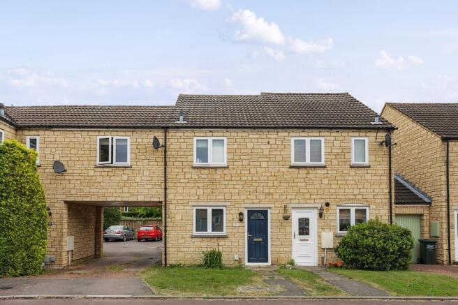 2 bed property, in Bicester, £290,000