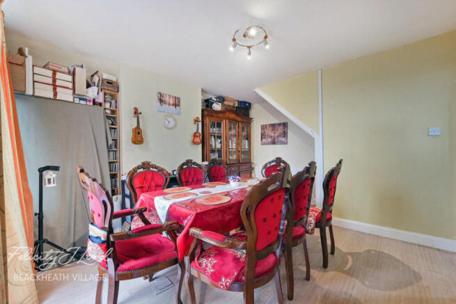 4 bed property, in Pragnell Road, £600,000