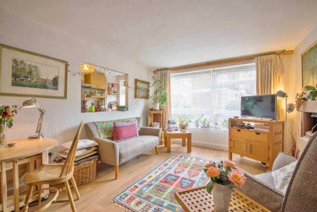 2 bed property, in Woodstock Close, £375,000
