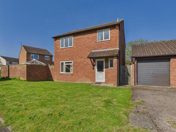 3 bed property, in Giffard Drive, £295,000