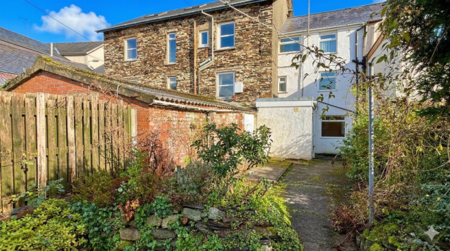 3 bed property, in High Street, £139,950