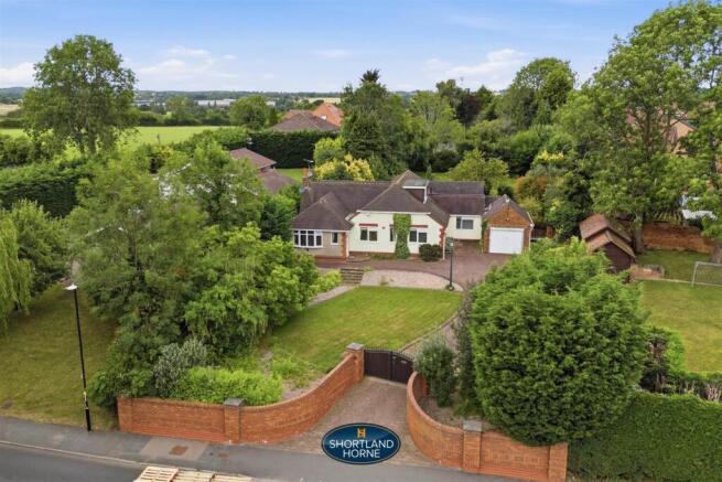 5 bed property, in Lower Eastern Green Lane, £750,000