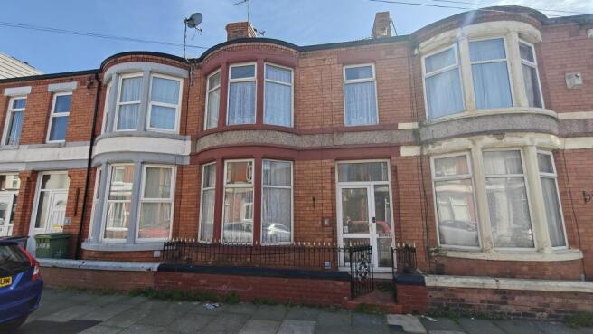 3 bed property, in Barrington Road, £125,000
