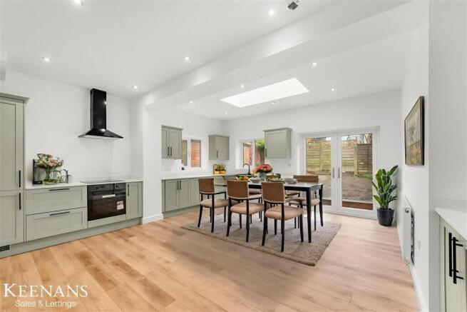 3 bed property, in Oakwood Road, £230,000