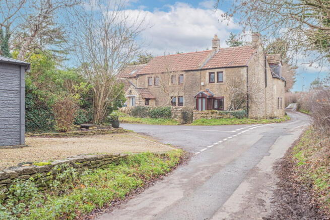 3 bed property, in Lower Wadswick, £450,000