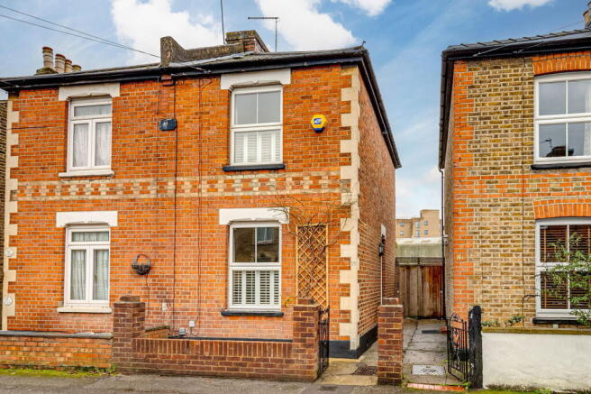 2 bed property, in Northcote Road, £585,000