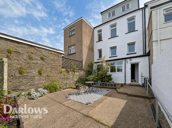 5 bed property, in Somerset Place, £260,000