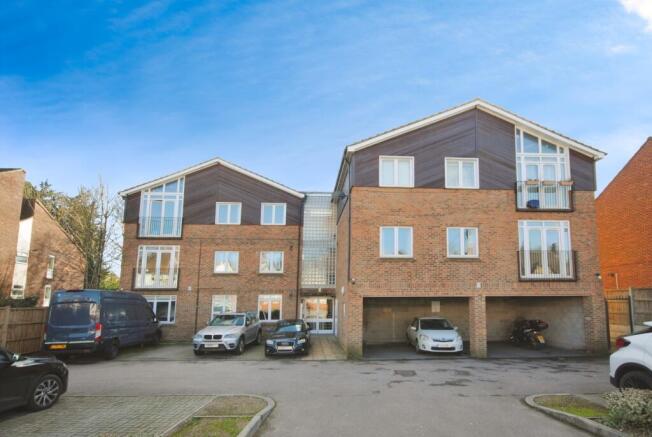 2 bed property, in Rickmansworth Road, £335,000