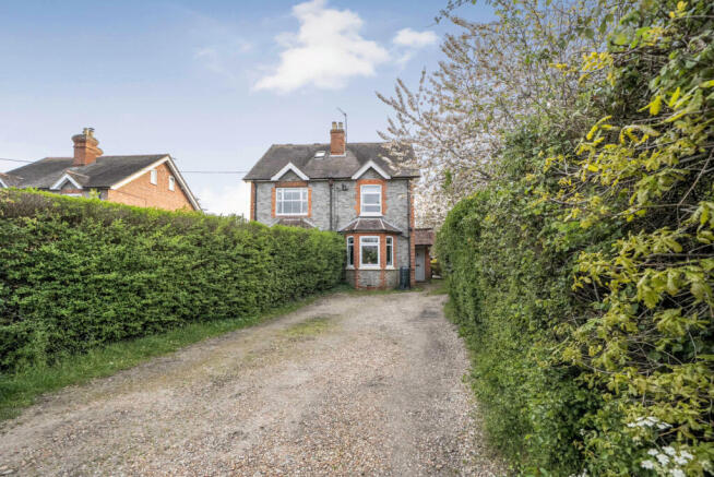 4 bed property, in Basingstoke Road, £500,000