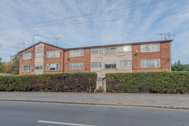 2 bed property, in Cross Road, £70,000