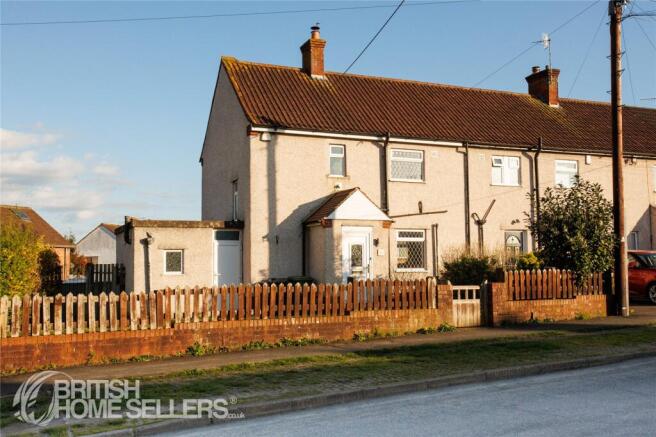 2 bed property, in Holly Hill Road, £280,000
