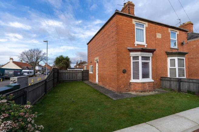 3 bed property, in Winsover Road, £180,000