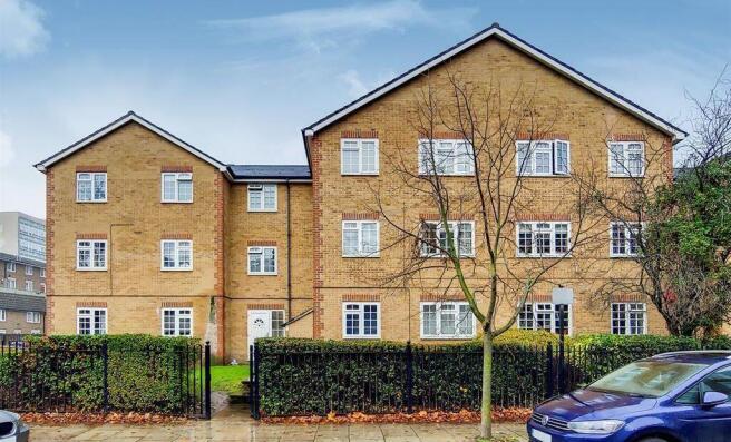 1 bed property, in London SE5, £180,000