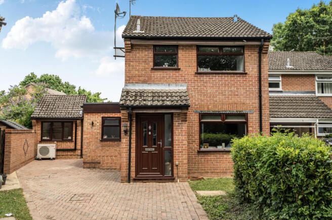 4 bed property, in Elliot Close, £475,000