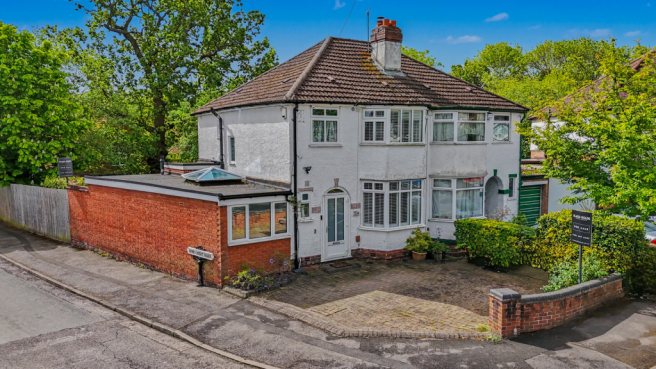 4 bed property, in Barrington Road, £390,000