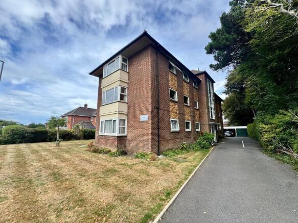 2 bed property, in Sopers Lane, £215,000