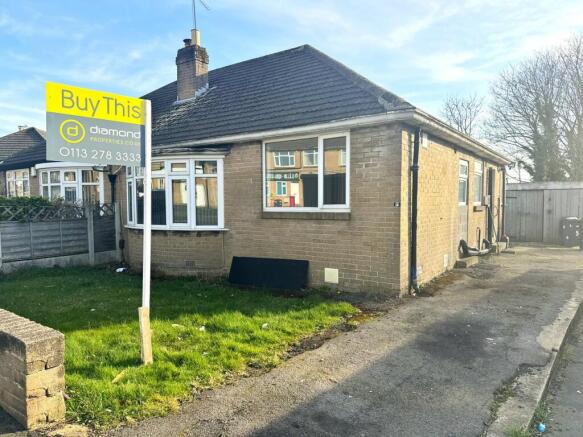 2 bed property, in Carr Manor Crescent, £259,995