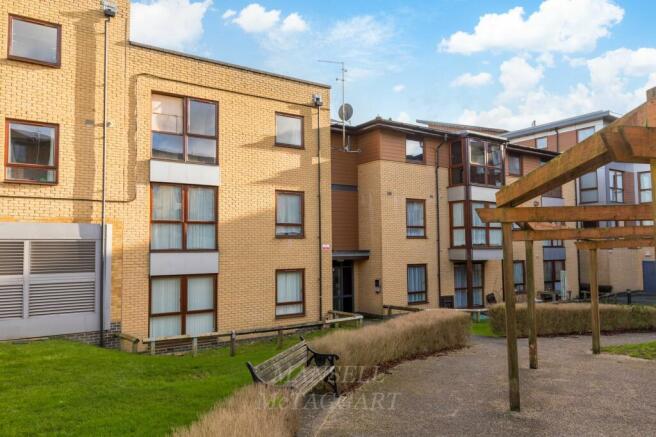 2 bed property, in Commonwealth Drive, £170,000