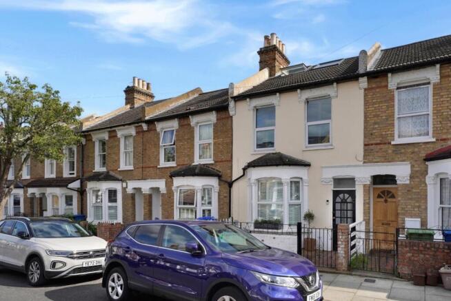 1 bed property, in Thompson Road, £450,000