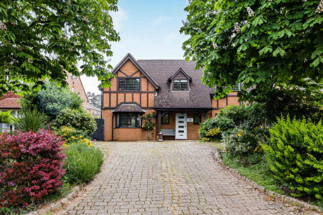 4 bed property, in The Chestnuts, £895,000