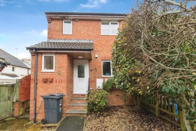 5 bed property, in Lovering Close, £350,000