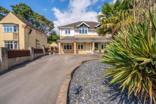 4 bed property, in Queens Park Avenue, £575,000