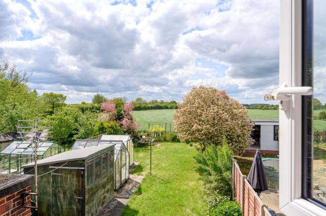 3 bed property, in Bradley Crescent, £275,000