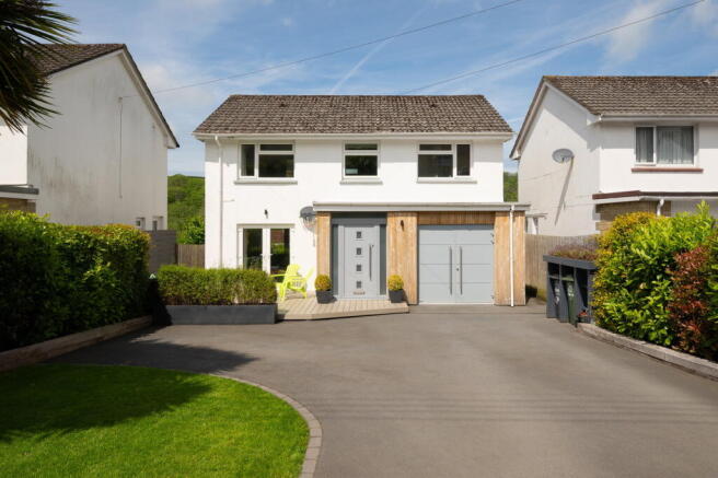 4 bed property, in Knowle, £550,000