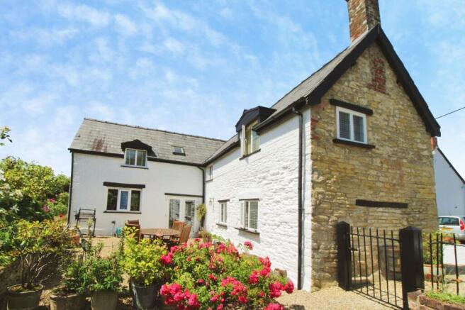 3 bed property, in Purton Stoke, £600,000