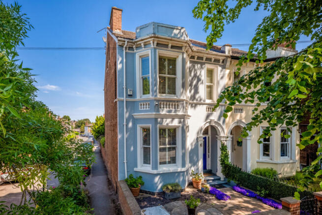 5 bed property, in Avenue Road, £1,250,000