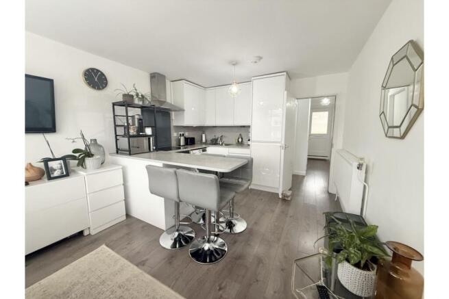 2 bed property, in Augustus Close, £395,000