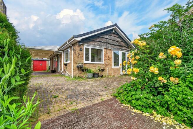 2 bed property, in Badger Wood Walk, £350,000
