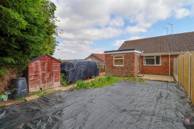 2 bed property, in Hawthorn Avenue, £190,000