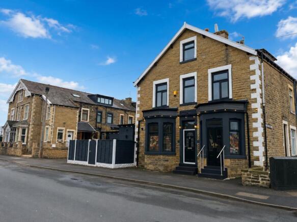2 bed property, in Central Avenue, £230,000