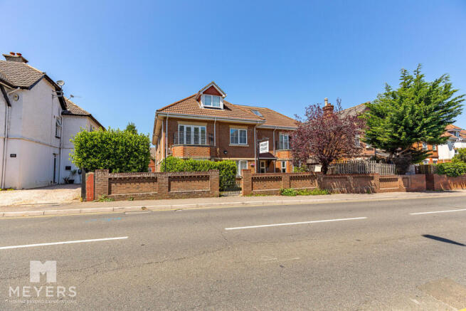 2 bed property, in Belle Vue Road, £175,000