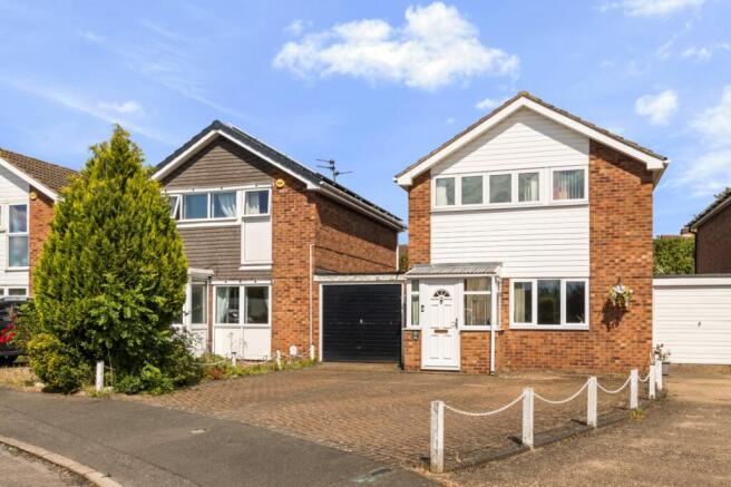 3 bed property, in Greystones Road, £180,000