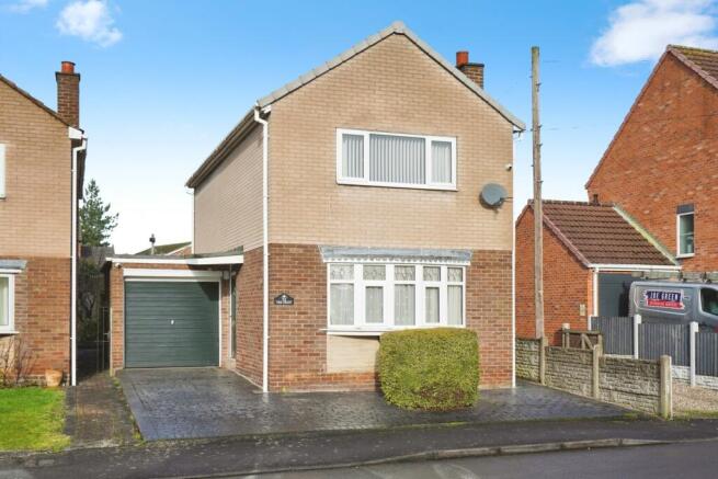 3 bed property, in The Crest, £260,000