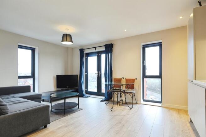 2 bed property, in Cross Green Lane, £160,000