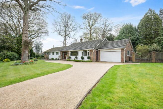 3 bed property, in Glen Close, £1,300,000