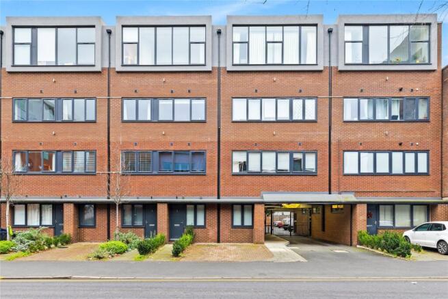 1 bed property, in Woking, £200,000
